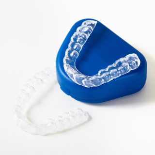 Férulas dentales sobre un estuche azul hecha en Laboratorio de Prótesis Dentales en Almería