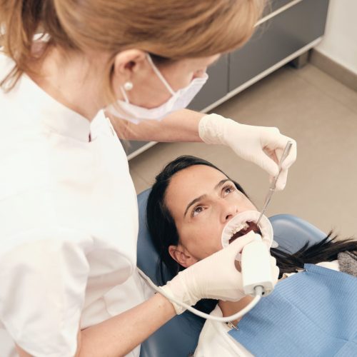 Dentista realizando limpieza dental a paciente